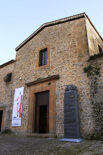 Foto Stele nera ingresso Museo Girolamo Ciulla
